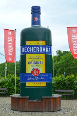 Karlovy Vary, Çek Cumhuriyeti - 27 Mayıs 2014: Sokak reklamcısı Becherovka