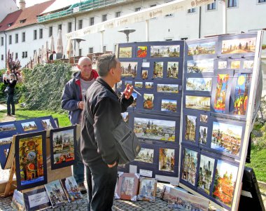 Prag, Çek Cumhuriyeti - 04 Eylül 2007: Turist Prag Grad 'dan bir tablo seçti