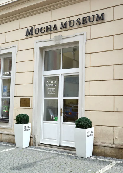 PRAGUE, CZECH REPUBLIC - MAY 28, 2014: Entrance to Alfons Mukhi Museum — Stock Photo, Image