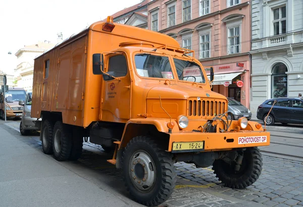 ПРАГА, ЧЕШСКАЯ РЕСПУБЛИКА - 25 мая 2014 года: Машина технической помощи "Шкод" стоит на улице — стоковое фото