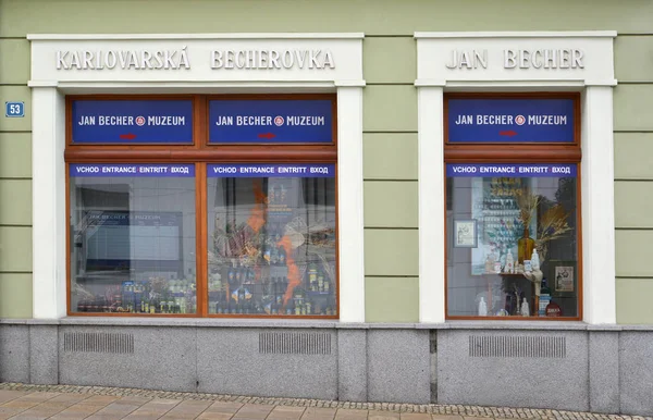 KARLOVY VARY, REPÚBLICA CHECA - 27 de maio de 2014: Fachada do Museu Jan Becher — Fotografia de Stock