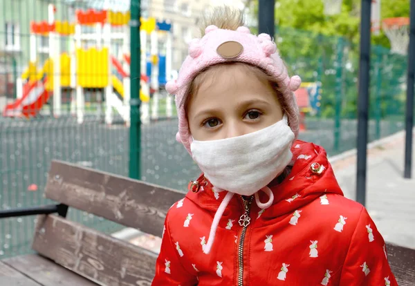 Uma Menina Cinco Anos Idade Usando Uma Máscara Médica Fundo — Fotografia de Stock