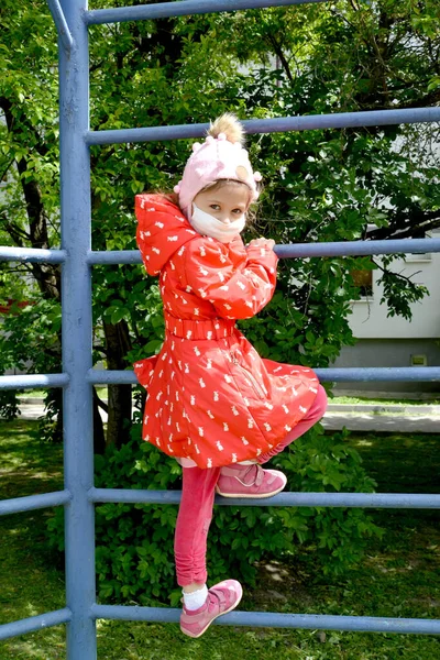 Una Niña Con Una Máscara Médica Está Parada Una Escalera —  Fotos de Stock