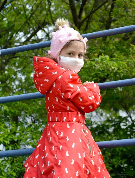 Uma Rapariga Com Uma Máscara Médica Está Numa Escada Desportiva — Fotografia de Stock