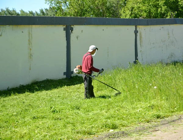 Rybinsk Russia May 2018 Man Mows Grass Lawn Mower Side — Stock Photo, Image