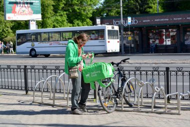 KALININGRAD, RUSSIA - 31 Mayıs 2020: Fast food dağıtım servisi 