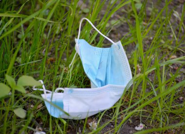 Tıbbi maske şehrin bahçesine düştü.