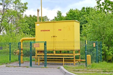 Kaliningrad Caddesi 'ndeki gaz dağıtım dolabında. Rusça metin - yanıcı gaz