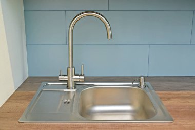 Musluk ve filtrelenmiş su için birleştirilmiş metal lavabo