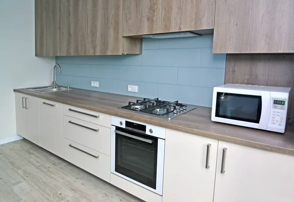 现代厨房里的内置家具 生态型 — 图库照片