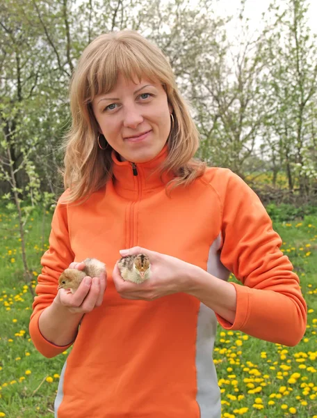 Girl Holds Her Hands Two Little Turkey Poults — Stock Photo, Image