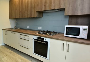 Arka ışıklandırmalı modern mutfak. Eşitlikçilik