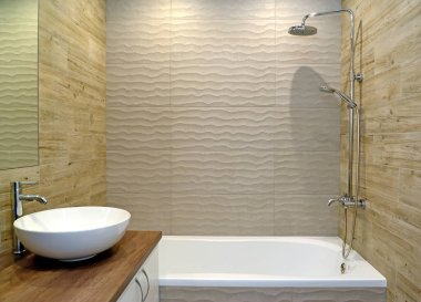 Yukarda lavabosu olan modern bir banyo. Eşitlikçilik