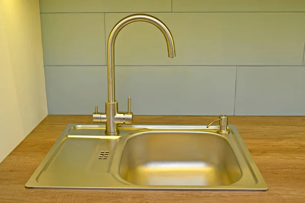 Metal sink with combined tap for tap and filtered water
