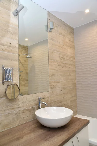 現代的なバスルームで洗面台のオーバーヘッド ミニマリズム — ストック写真