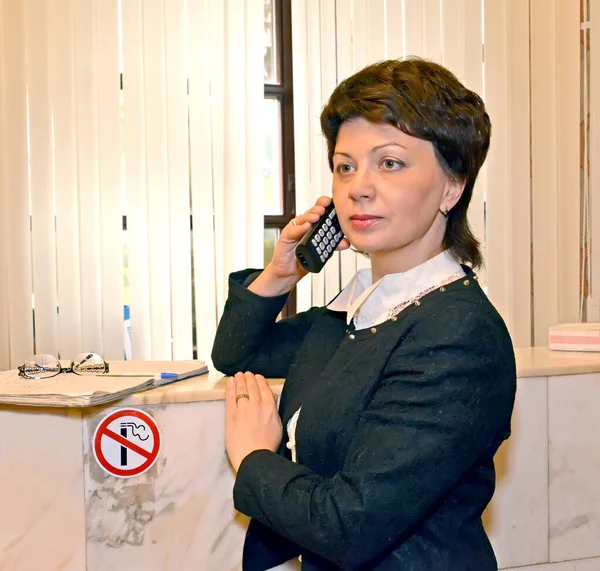 Администратор Женского Отеля Говорит Телефону Перед Прилавком — стоковое фото