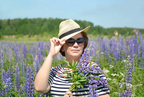 Portrait Une Femme Âge Moyen Dans Chapeau Des Lunettes Soleil — Photo