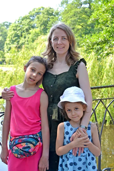 Family Portrait Mom Daughters Bridge Summer Day — Stock Photo, Image