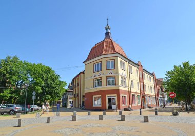 ZELENOGRADSK, RUSSIA - 25 Haziran 2020: Alman yapımı kulesi olan bir bina. Resort Bulvarı. Kalininingrad bölgesi