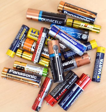 RUSSIA - HAZİRAN 03, 2020: Hafif arka planda piller harcandı