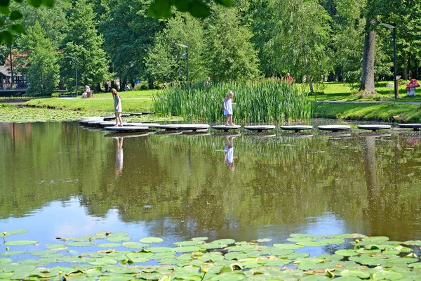 Zelenogradsk ロシア 2020年6月25日 子供たちは水の上の道を歩く 都市公園のトーティリン池 カリーニングラード地方 — ストック写真
