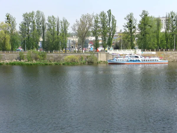 Vinnitsa Ukraine Avril 2009 Bateau Plaisance Tient Jetée Sur Rivière — Photo