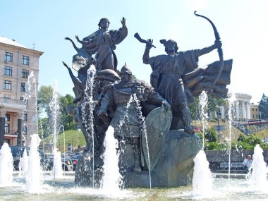 KIEV, UKRAINE - 26 Haziran 2007: Güneşli bir günde Kiev 'in kurucuları için anıt çeşmesi