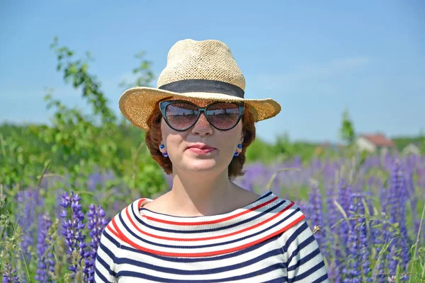 Femme Âge Moyen Dans Chapeau Des Lunettes Soleil Parmi Les — Photo