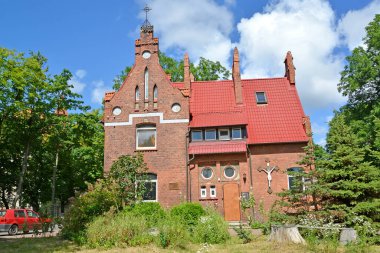Katolik Kilisesi Pillau (1910) papazının evinin cephesi. Kutsal Meryem 'in Kutsal İsminin Katolik kilisesi. Baltiysk, Kalininingrad bölgesi