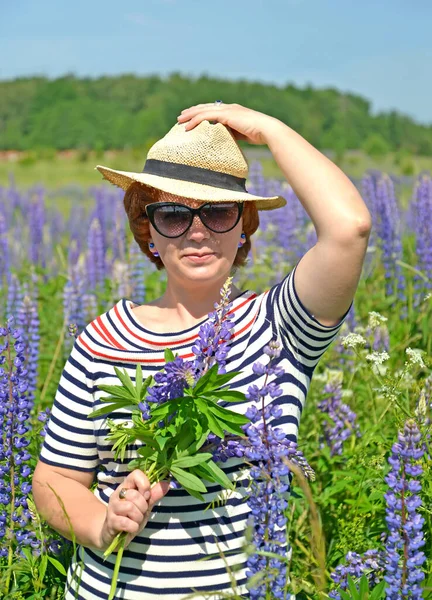 Femme Âge Moyen Dans Chapeau Des Lunettes Soleil Tenant Bouquet — Photo