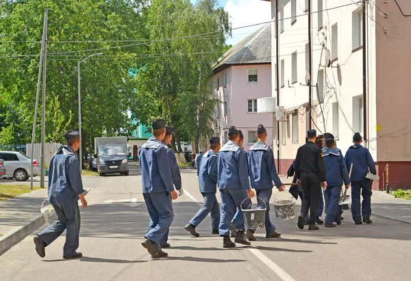 Baltiysk Russie Juli 2020 Een Man Schildert Een Lantaarnpaal Terwijl — Stockfoto