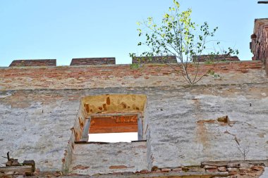 Penceresi açık bir kale tuğlasından bir duvar parçası. Sarsıntılı Kale, 13. Yüzyıl. Kalininingrad bölgesi