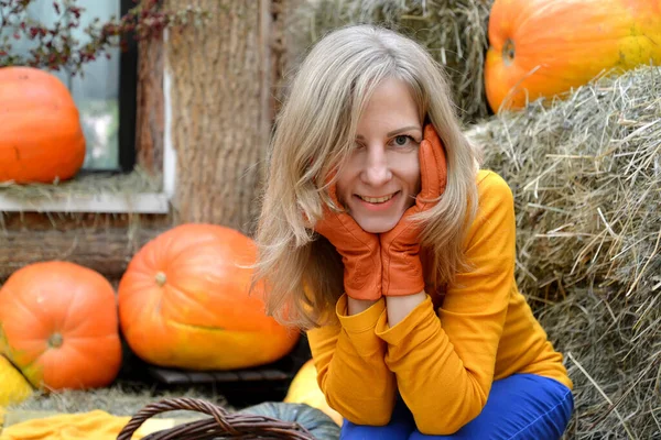 Femme Étreint Son Visage Avec Ses Mains Gants Orange Portrait — Photo