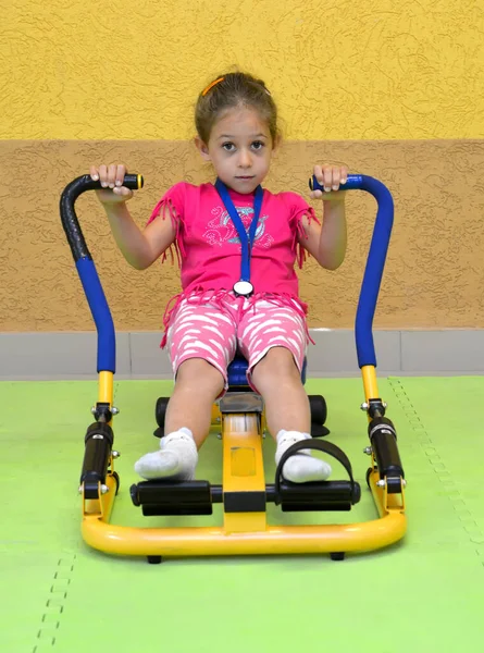 Ένα Μικρό Κορίτσι Εμπλέκεται Έναν Προσομοιωτή Δύναμης Ένα Γυμναστήριο Υγιής — Φωτογραφία Αρχείου