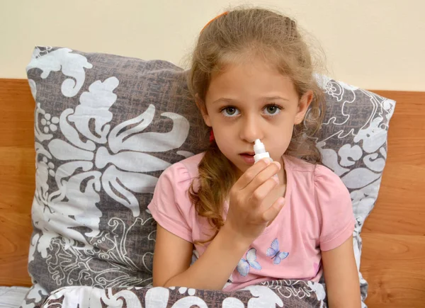 少し病気の少女は鼻の穴に自分自身を埋める 自己治療 — ストック写真