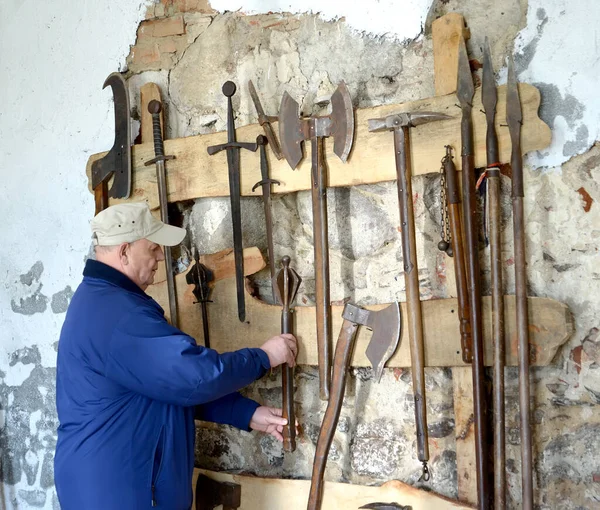 Мужчина Снимает Старую Булаву Музейного Стенда Шейкен Касл Xiii Век — стоковое фото