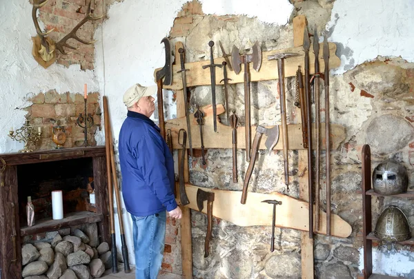 Een Oudere Toerist Beschouwt Oude Messen Het Museum Shaaken Castle — Stockfoto