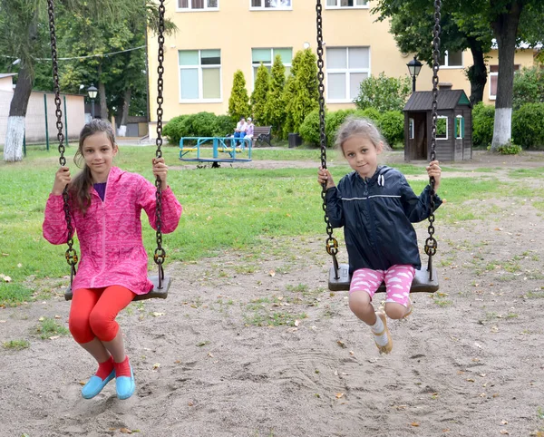 Δύο Κορίτσια Κουνιούνται Μια Κούνια Παιδική Χαρά — Φωτογραφία Αρχείου