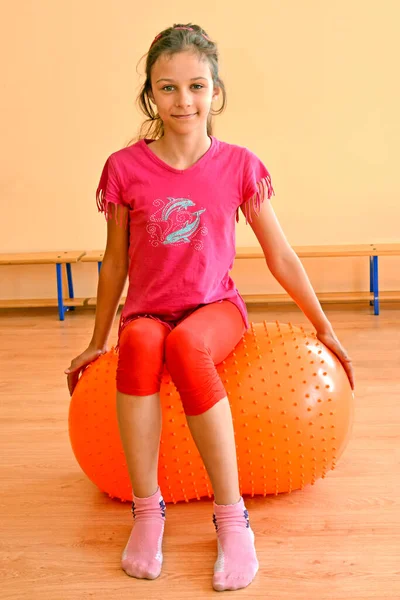 Девушка Сидит Большом Гимнастическом Мяче Спортзале — стоковое фото