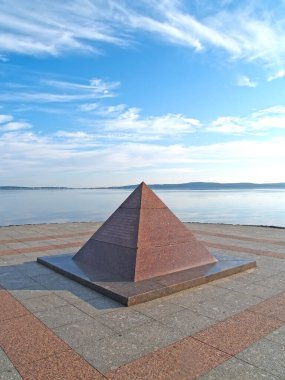 PETROZAVODSK, RUSSIA - 11 Temmuz 2012: Petrozavodsk 'un kuruluşunun 300. yıldönümünde Onega setinin ikinci aşamasının açılması onuruna anıt işareti