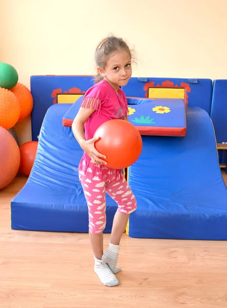 Liten Flicka Utför Övning Med Boll Gymnastiksalen — Stockfoto