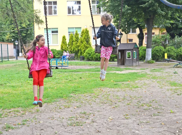 Duas Namoradas Balançam Num Baloiço Parque Infantil — Fotografia de Stock