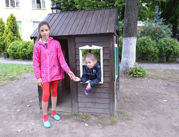 Flickor Går Nära Ett Hus Lekplatsen — Stockfoto