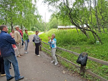 KARELIA, RUSSIA - 13 Temmuz 2012: Kivach doğa rezervinde gezinti