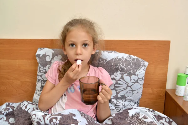 Maple Girl Puts Pill Her Mouth Drinks Water Self Treatment — Stock Photo, Image