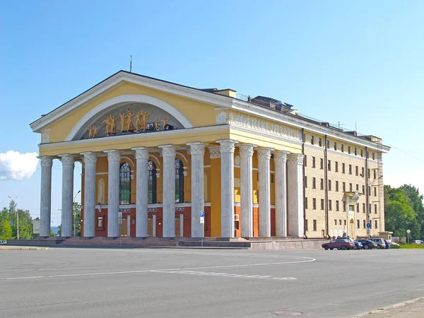 뮤지컬 극장과 러시아 카렐리야의 오페라 극장이다 페트로자보츠크 — 스톡 사진