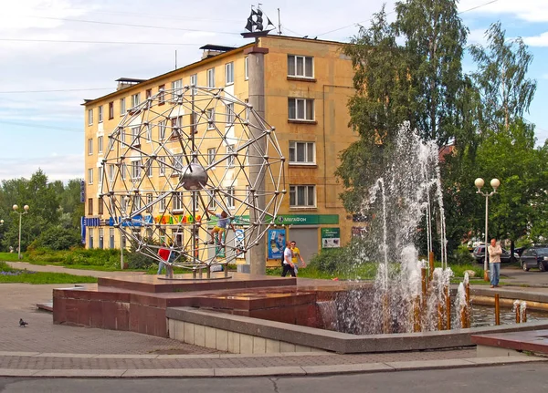 Petrozavodsk Russland Juli 2012 Skulptur Fullerene Molekül Und Brunnen Auf — Stockfoto