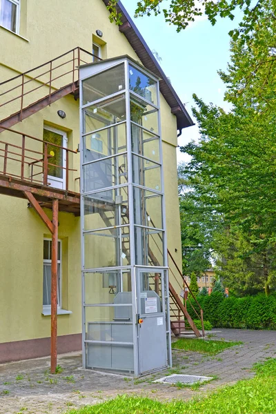 Vertikaler Straßenlift Für Behinderte Der Nähe Des Krankenhausgebäudes — Stockfoto