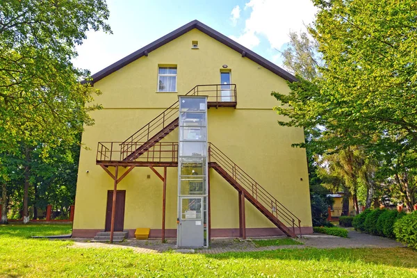 Vertikaler Straßenlift Für Behinderte Und Brandfluchttreppe Der Nähe Des Krankenhausgebäudes — Stockfoto