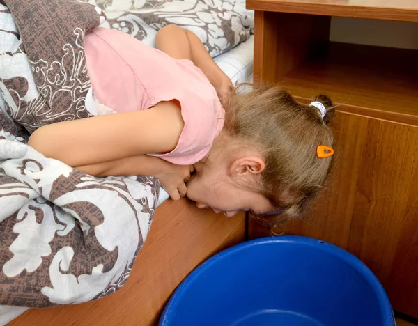 Vómitos Numa Menina Envenenamento Alimentar — Fotografia de Stock